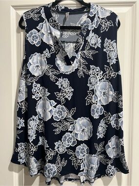 Honeyme Curvy Floral V-Neck Sleeveless Top in Navy and White